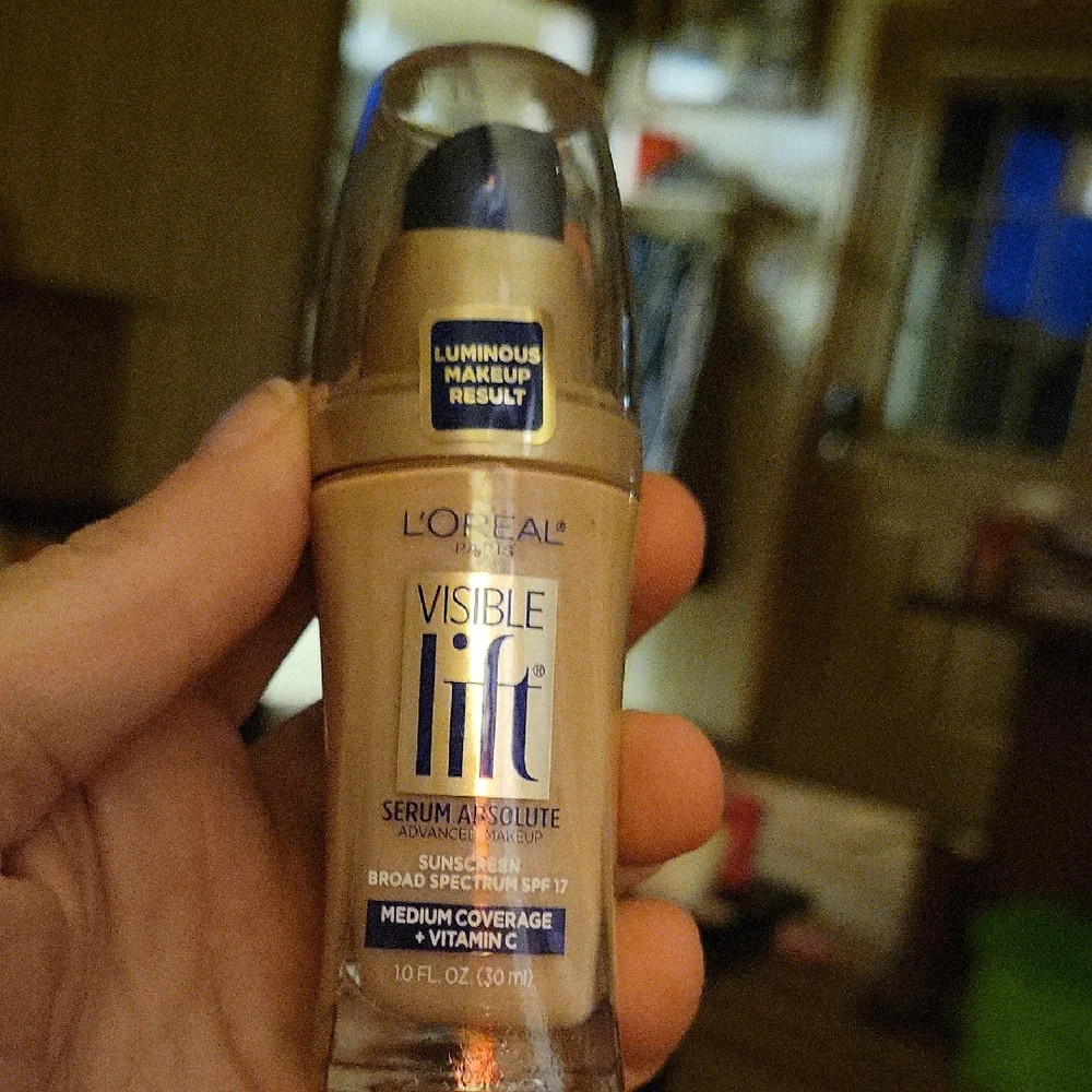 143 L'Oreal New Visible Lift Serum Absolute Foundation Light Ivory
